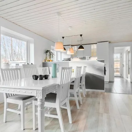 4 Bedroom Amazing In Holiday home